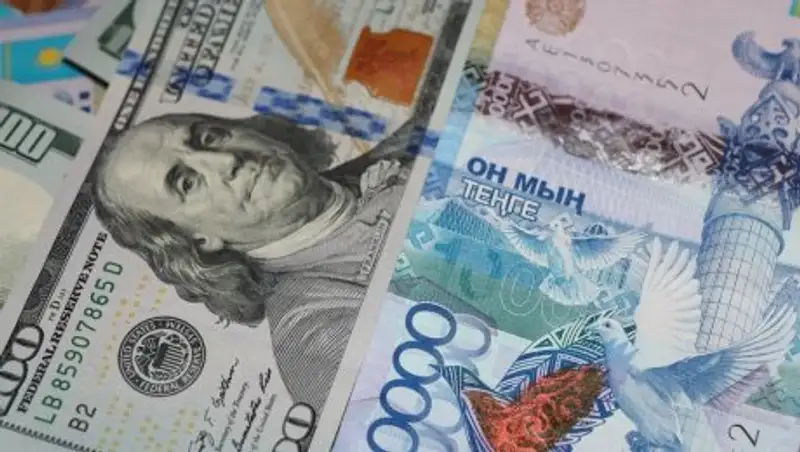 Тенге начал неделю с ослабления