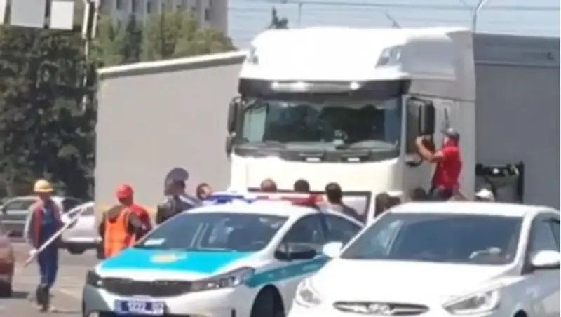 КамАЗ протаранил несколько автомобилей в Алматы