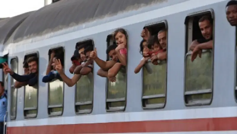 Власти Венгрии задержали поезд с мигрантами