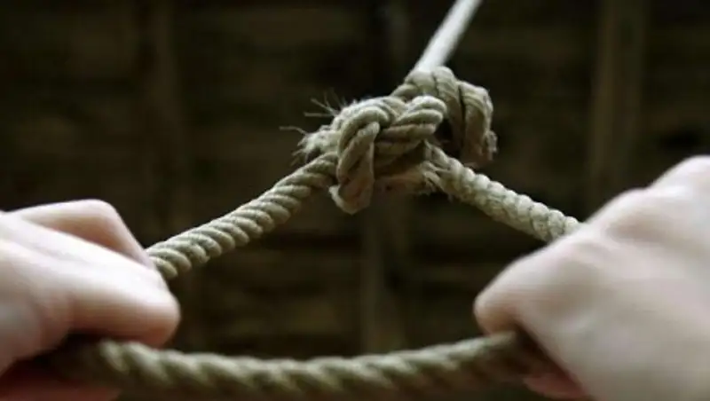 Полицейский вытащил из петли вора-самоубийцу в Алматинской области