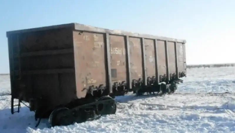 Девятнадцать вагонов сошли с рельсов в Семее