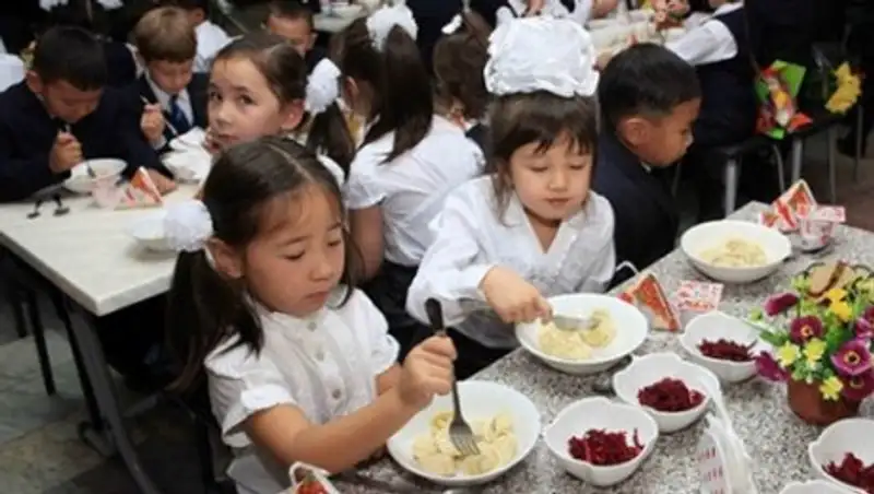 За приготовлением еды в школьных столовых Астаны намерены наблюдать онлайн