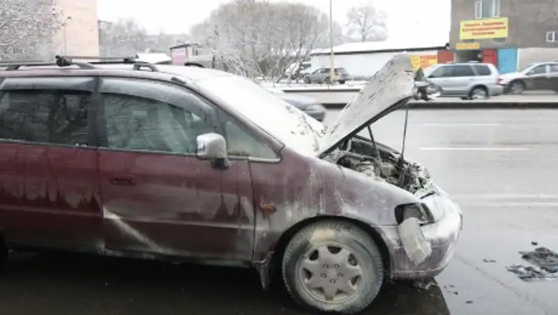 В Алматы тушили загоревшийся на ходу автомобиль