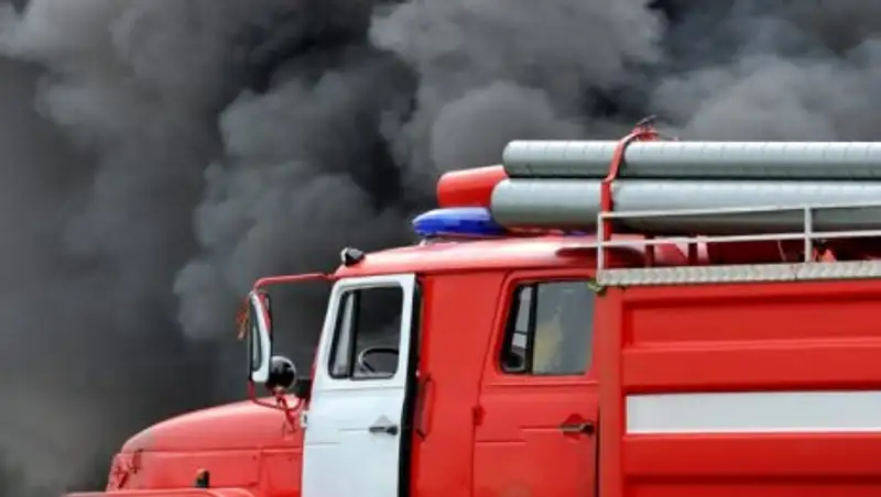 Во время пожара в Алматы взорвался газовый баллон