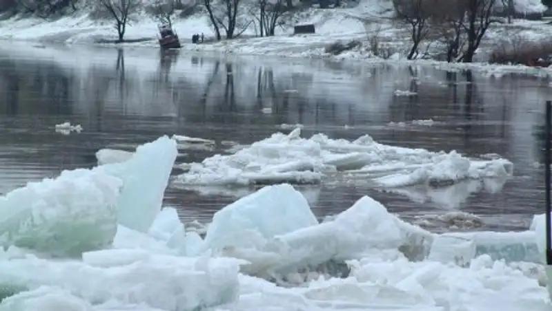 Ақтөбеде көктем басталмай жатып қала көшелері суға толды