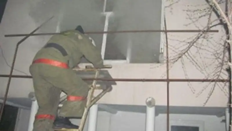 Из горящего дома в Таразе спасли 18 человек и 20 эвакуировали