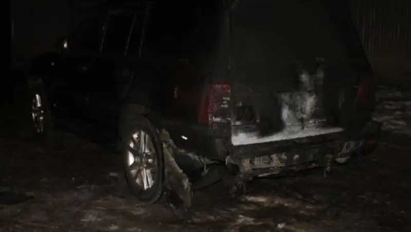 Қабырғадағы саңылау арқылы ауыздағы конкреция Пискаларында заттары бар әйелдер (фото)