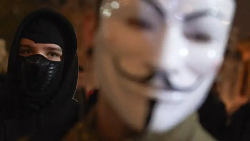 Looney Tunes порно комикстері Жуынатын бөлмедегі видеодан жігіттің жыныс мүшесін көрген бойжеткен.