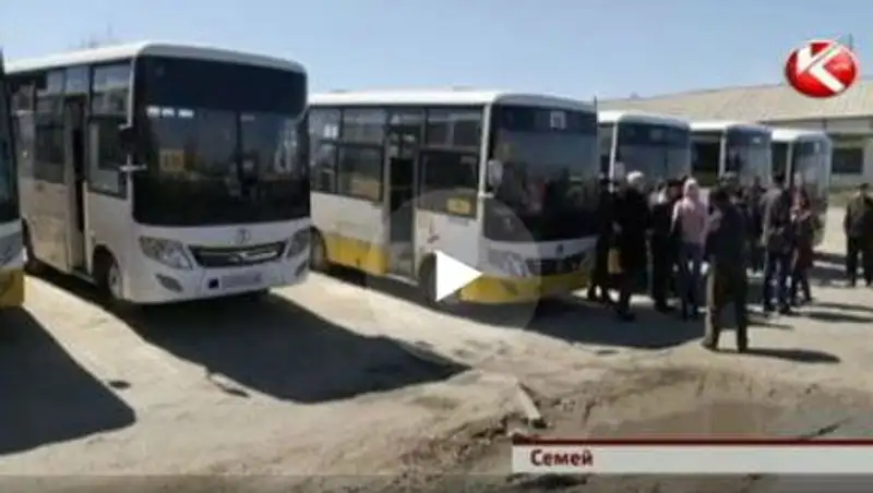 В Семее водители автобусов отказались выезжать на маршруты, пока не отремонтируют дороги