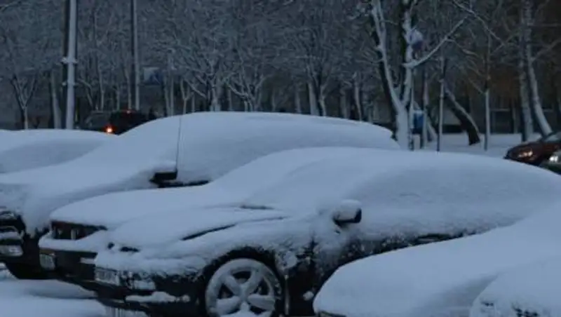 Названы основные ошибки при очистке авто от снега