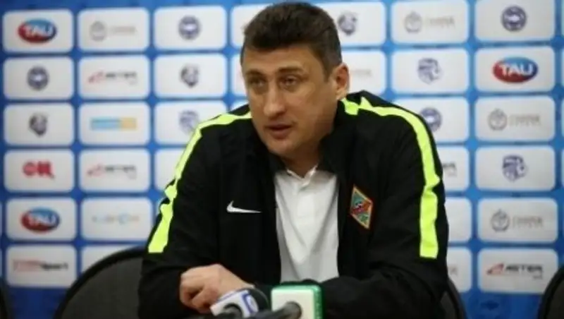 За непристойные жесты дисквалифицировали главного тренера "Кайрата"