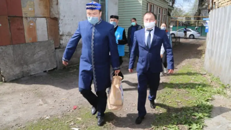 Центральная мечеть города Алматы раздала малоимущим семьям продукты