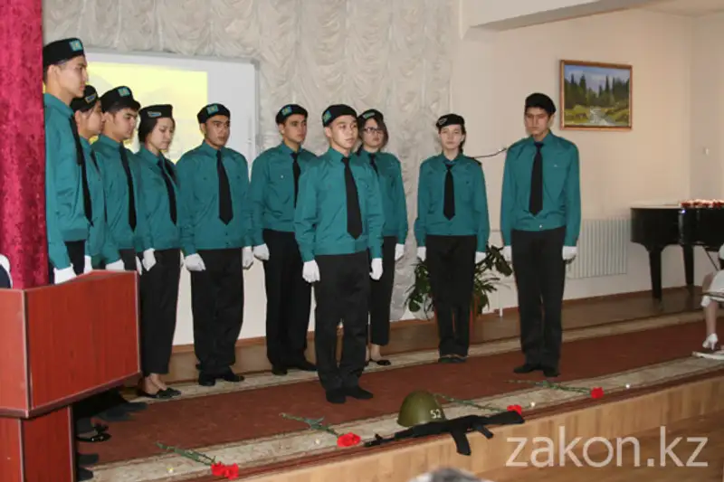 В алматинской школе провели торжественное мероприятие для воинов-афганцев В алматинской школе провели торжественное мероприятие для воинов-афганцев, фото - Новости Zakon.kz от 22.02.2013 21:06