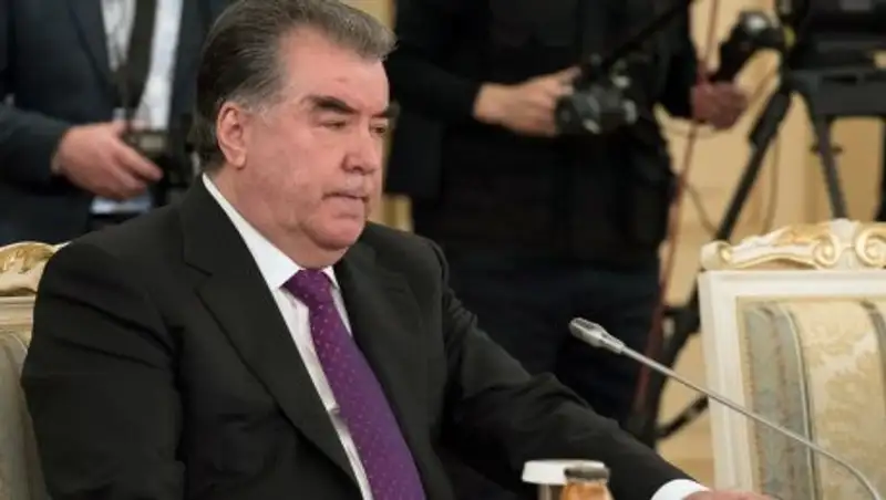 Вертолёт с президентом Таджикистана на борту "потерялся" в горах