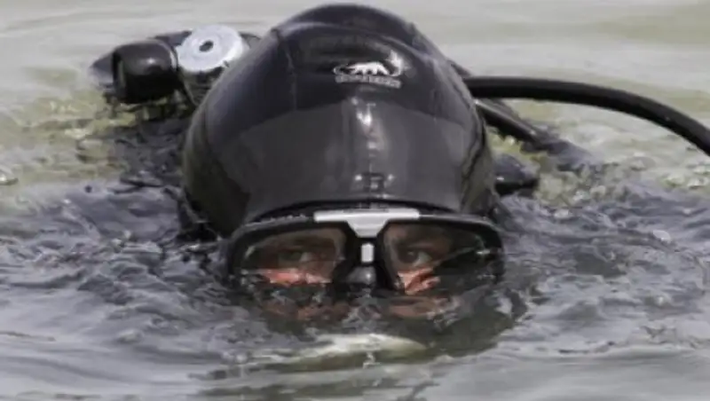 Водолазы обнаружили тела погибших в корпусе самолета AirAsia на дне Яванского моря