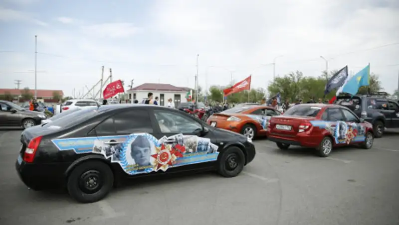 80 авто и мотоциклов приняли участие в пробеге 9 мая в Атырау