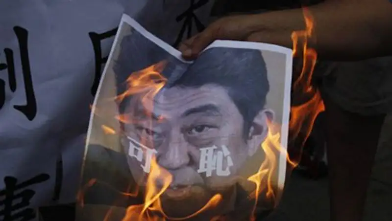 Мужчина в центре Токио совершил политическое самосожжение