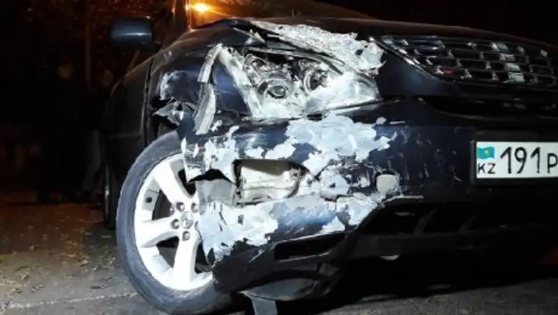 Нетрезвые алматинки на Lexus протаранили припаркованные машины