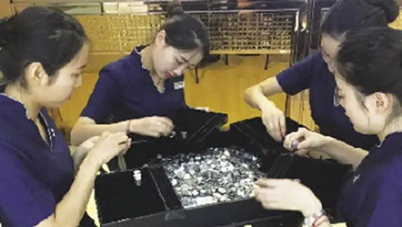 Житель Китая расплатился за обручальное кольцо 150 килограммами монет