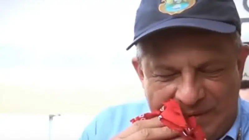 Президент Коста-Рики проглотил осу во время интервью