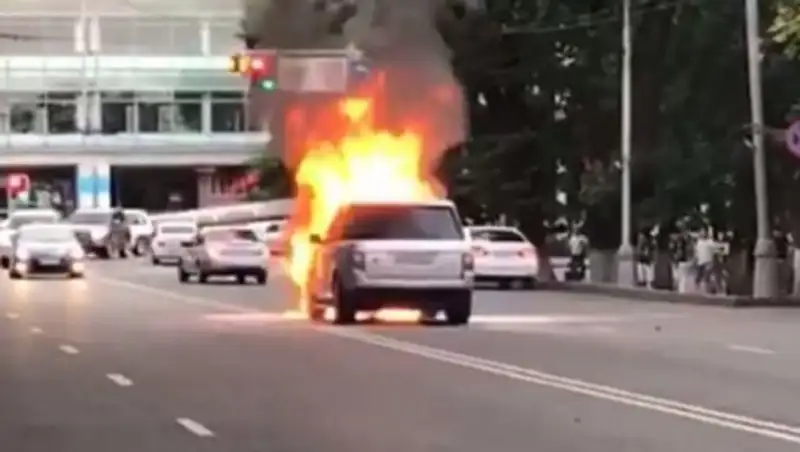 В Алматы горел Range Rover