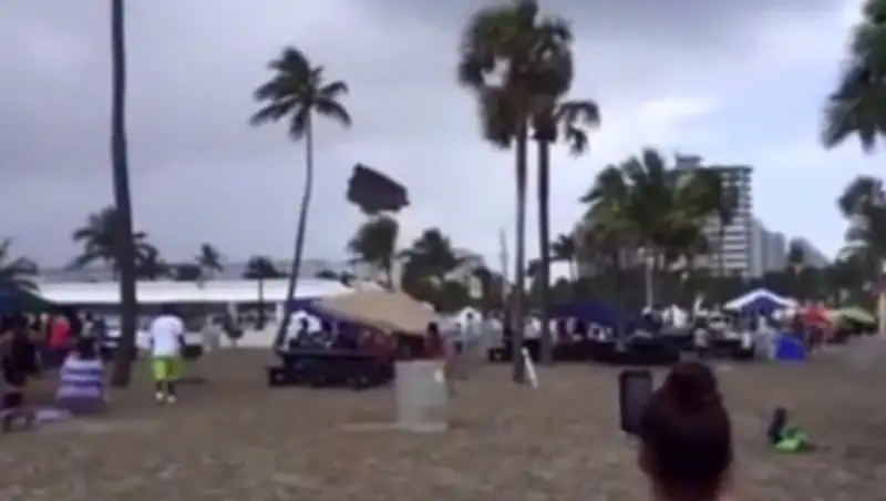 В США батут с тремя детьми сдуло ветром