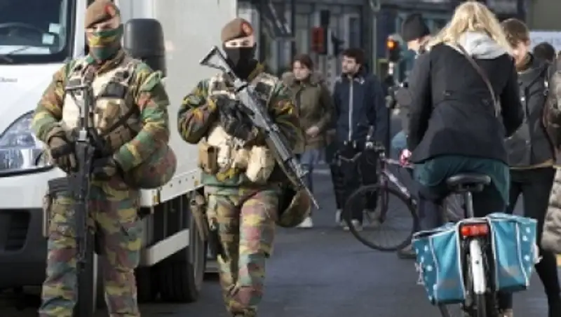 МИД: Бельгия разыскивает 10 террористов с "тяжелым оружием"