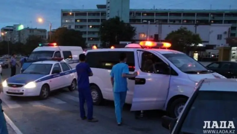 В Актау возле кафе внезапно умер мужчина