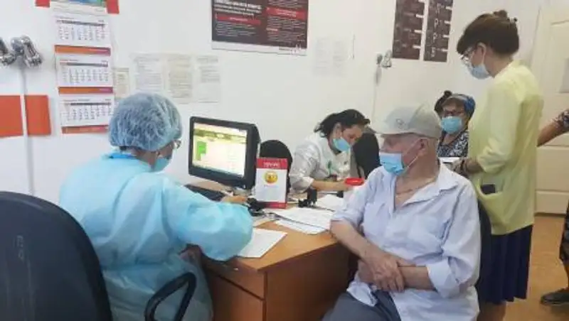 В ЗКО вакцину от коронавируса получают все слои населения