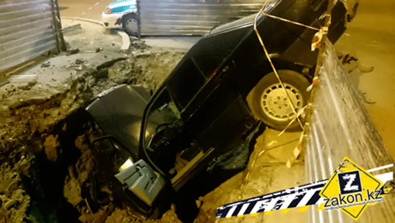 В Алматы незадачливый водитель на Мерседесе упал в вырытую для ремонта траншею теплотрассы