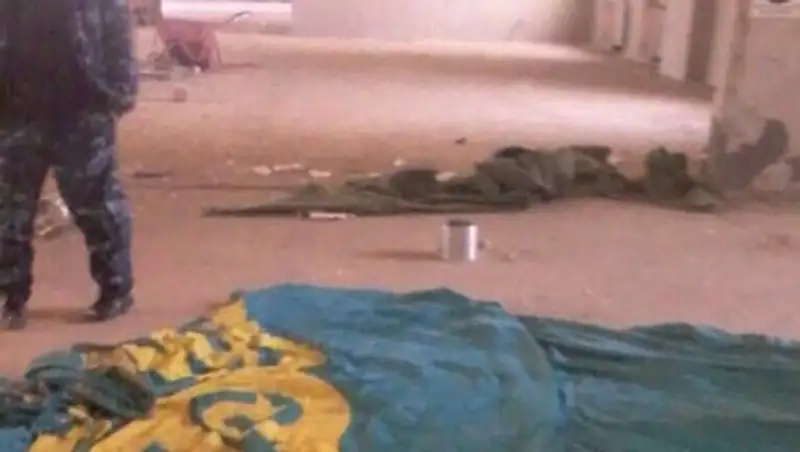 Флаг Казахстана не использовали вместо тряпки на стройплощадке в Астане