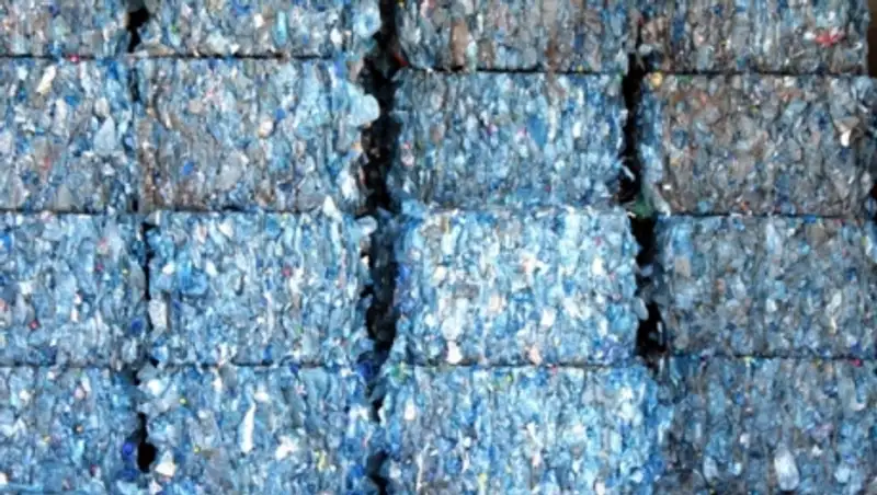 Мексиканцы придумали, как сделать из полиэтиленового мусора бумагу