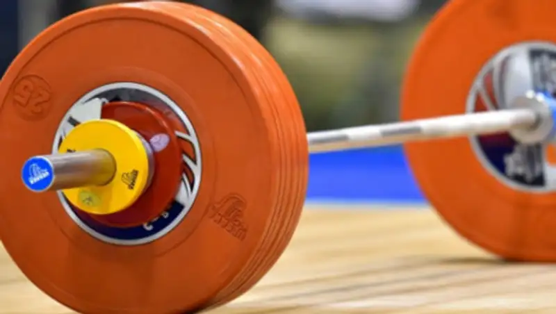 Казахстанец взял "золото" на юниорском ЧА по тяжелой атлетике