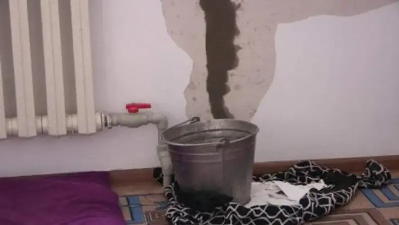 В квартирах новой многоэтажки Шымкента потрескались стены