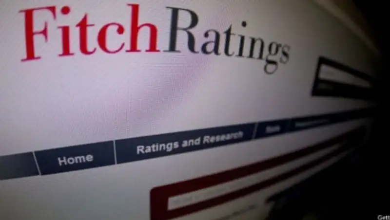 Fitch ставит рейтинг России на грань "мусорного"