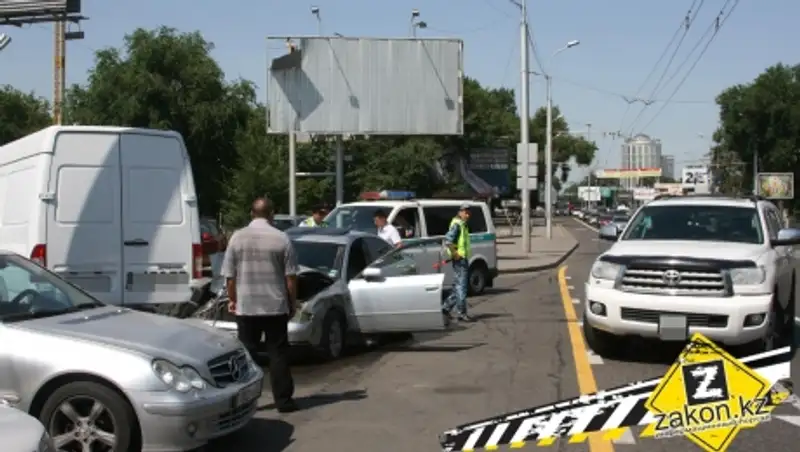 Массовое ДТП с участием 4 авто и двух пешеходов произошло в Алматы