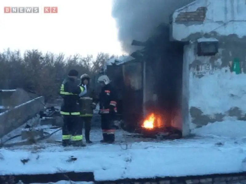 В Караганде горит крупный склад (фото) В Караганде горит крупный склад (фото), фото - Новости Zakon.kz от 24.11.2013 23:52