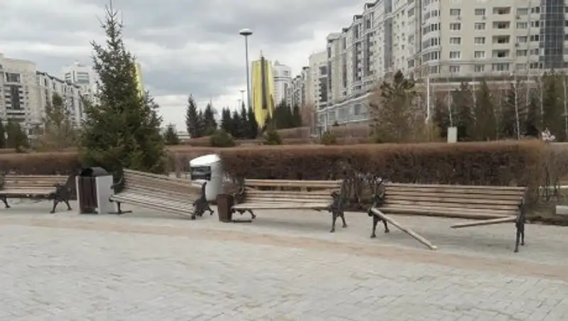 Скамейки вокруг "Байтерека" в Астане разгромили