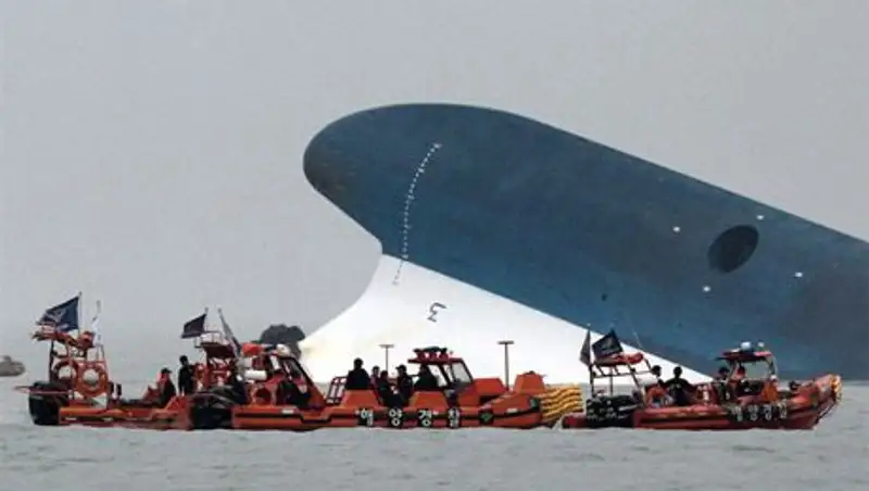 Выжившие при крушении парома школьники пикетируют парламент Южной Кореи