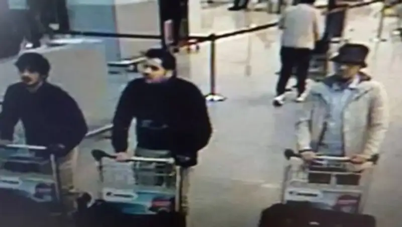 СМИ публикуют фото предполагаемых террористов, устроивших взрывы в Брюсселе