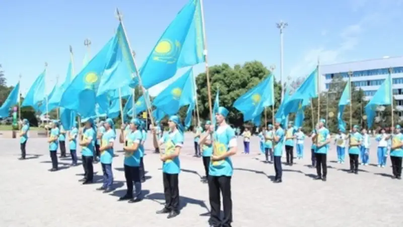 Десятки тысяч жителей Алматинской области отметили День госсимволов