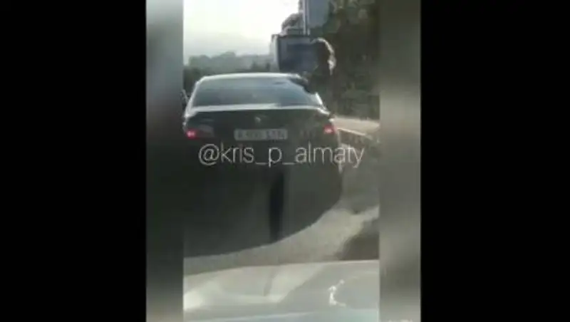 Девушка высунулась из окна машины. Водителя наказали