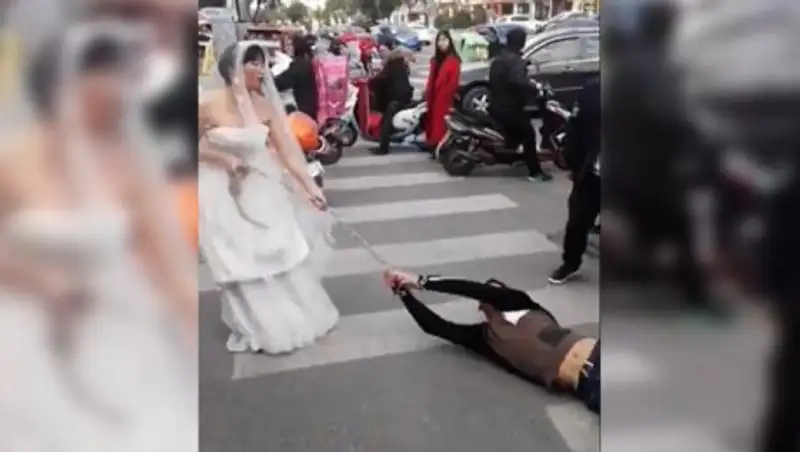 Невеста протащила прогулявшего свадьбу жениха по улице в цепях