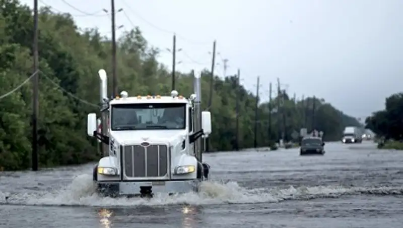 Власти назвали опасными выбросы с затопленного химзавода в Техасе