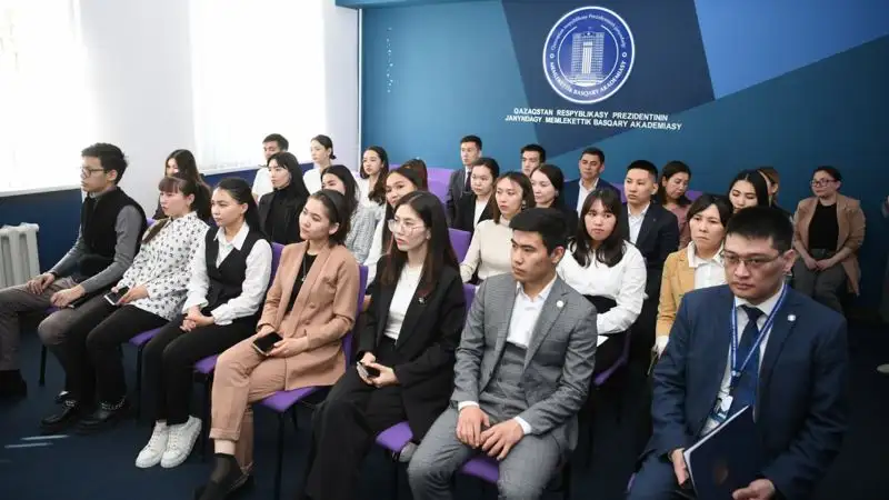 Аким ЗКО встретился с молодежью