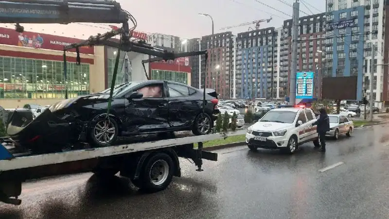 Ребенок погиб в ДТП с участием трех машин и автобуса в Алматы