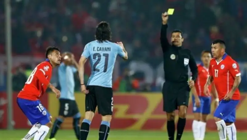 Судья, удаливший Кавани в матче Чили - Уругвай, отстранен от работы на Кубке Америки