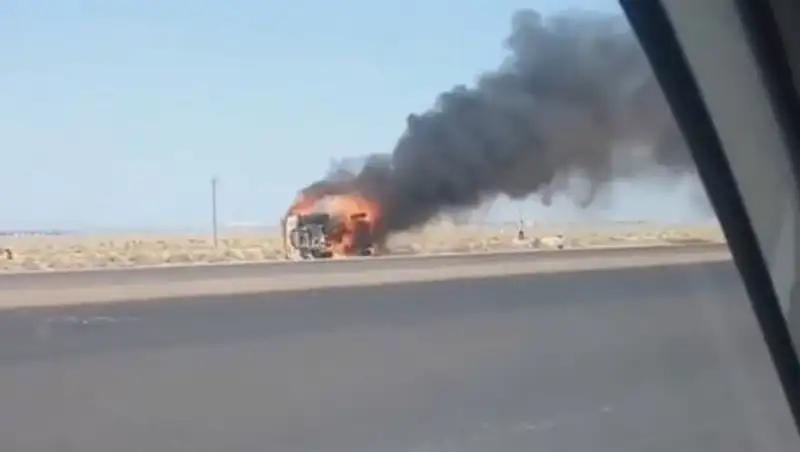 Автомобиль загорелся на трассе Актау - Жанаозен после ДТП