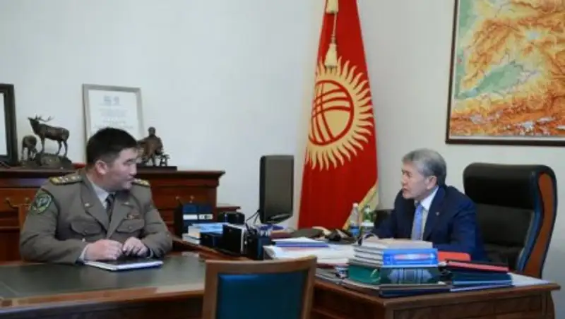 Атамбаев поручил первыми пропускать фуры со скоропортящимся товаром в Казахстан