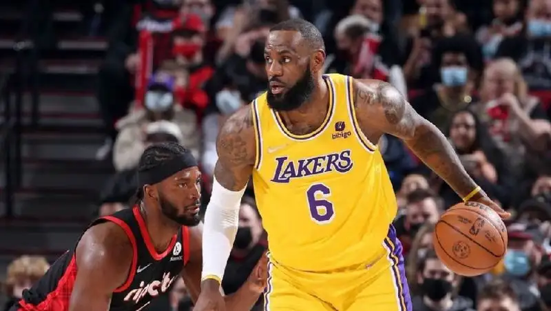 Баскетболист Леброн Джеймс получил «Золотую малину» за худшую актерскую игру